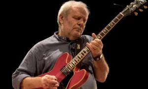 Claudio Gabis llega a Concordia para recorrer la historia del blues y el rock argentino